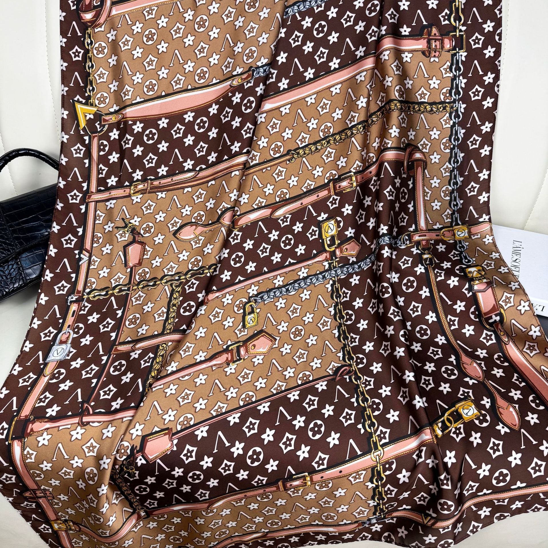 Simple and versatile geometric lines, letter simulation, long driver, fashionable and high-end decoration, outer shawl and scarf.