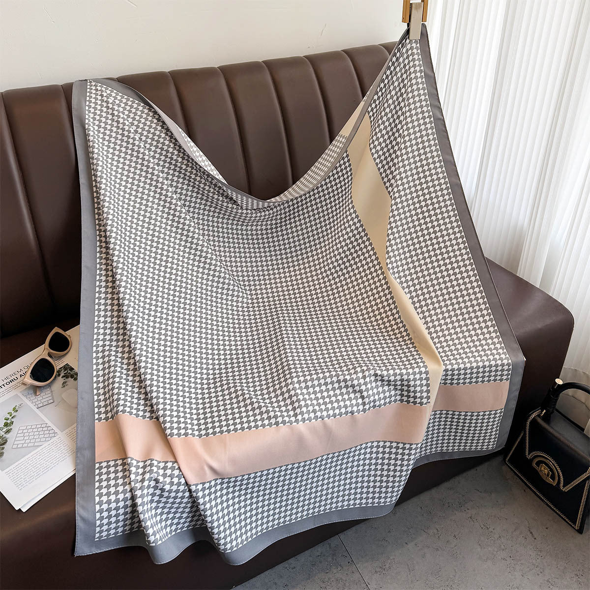 Korean version of the new Qiandongge versatile 90 square scarves, foreign style versatile temperament age-reducing silk scarves, sun protection cardigan, neck protection tide