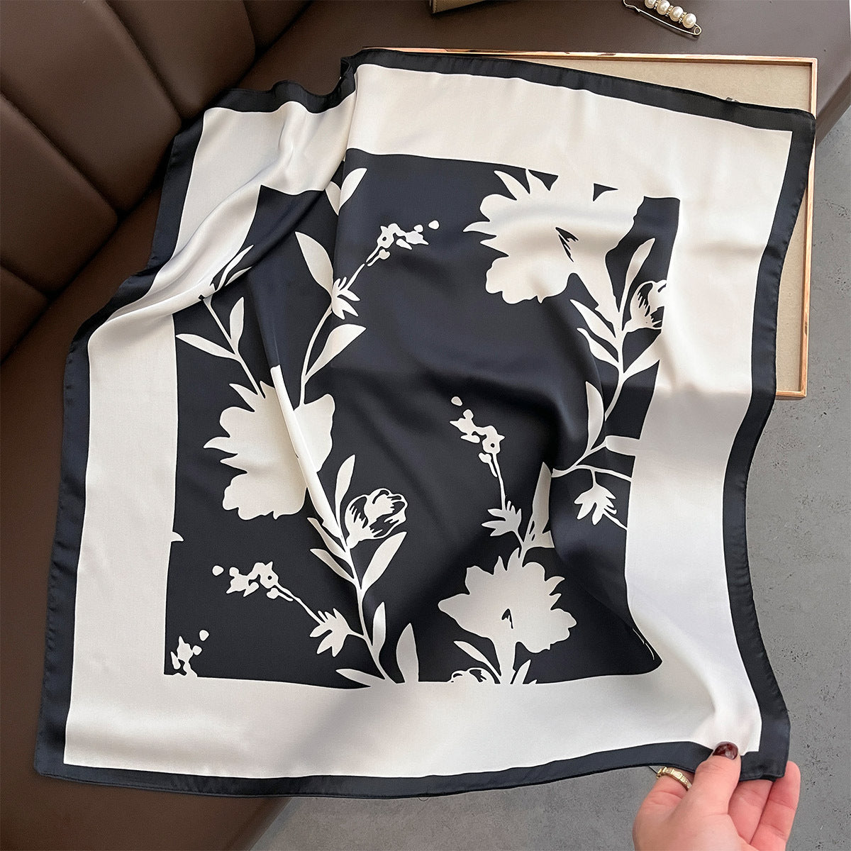 Spring and Summer New Printed Silk Scarf Women's 70 * 70cm Square Scarf Travel Neck Sunscreen Silk Scarf