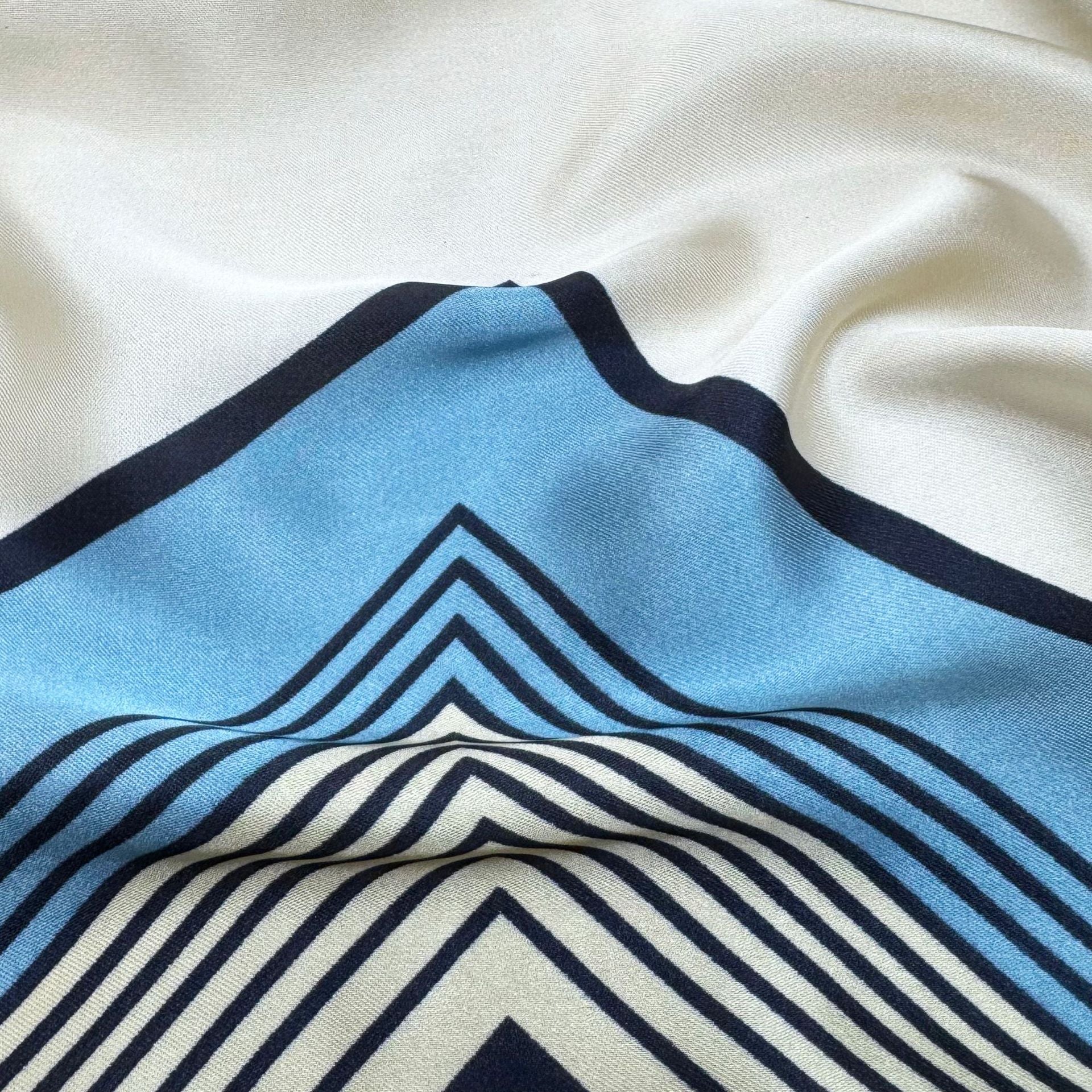 Simple and versatile geometric contrasting lines, bright brocade long silk scarf, intellectual fashion and elegance, women's outer shawl