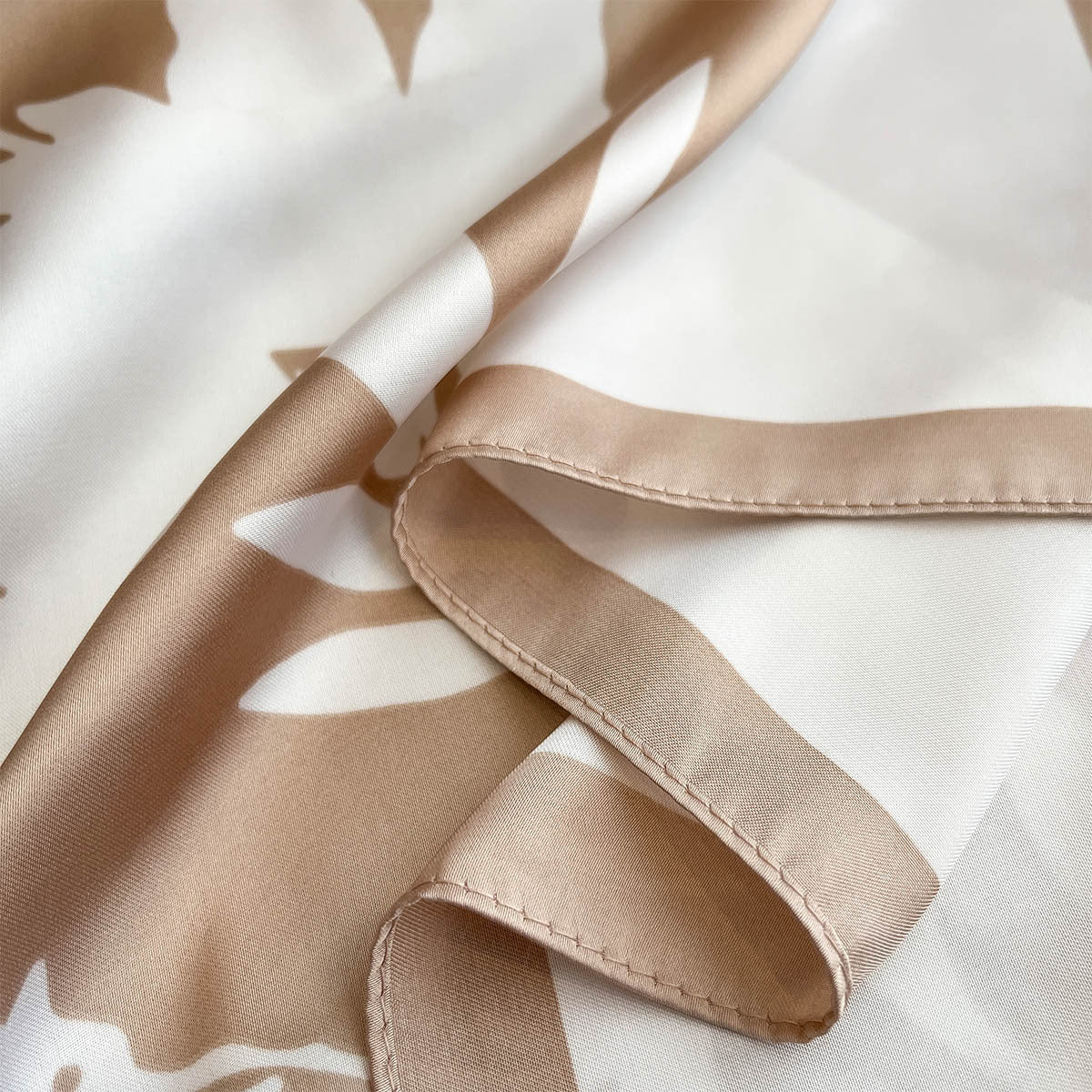 Spring and Summer New Printed Silk Scarf Women's 70 * 70cm Square Scarf Travel Neck Sunscreen Silk Scarf