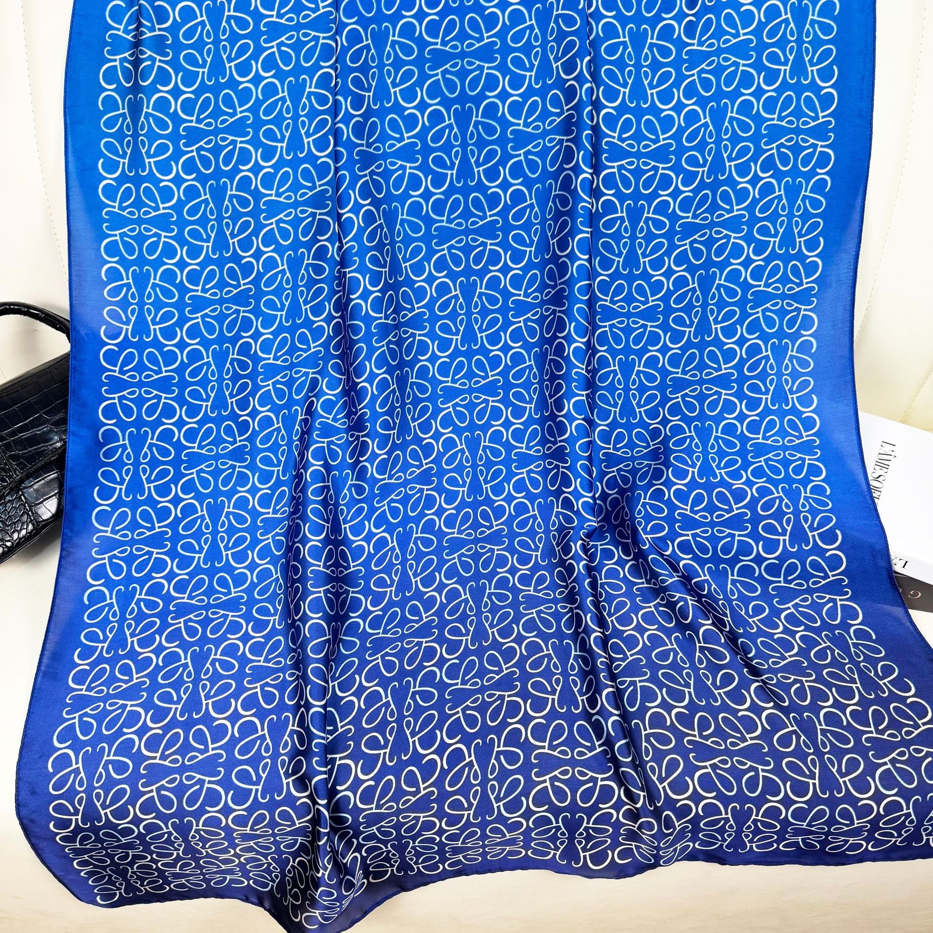 Simple and versatile geometric lines gradually change over-colored long silk scarves, temperament women wear sunscreen shawls