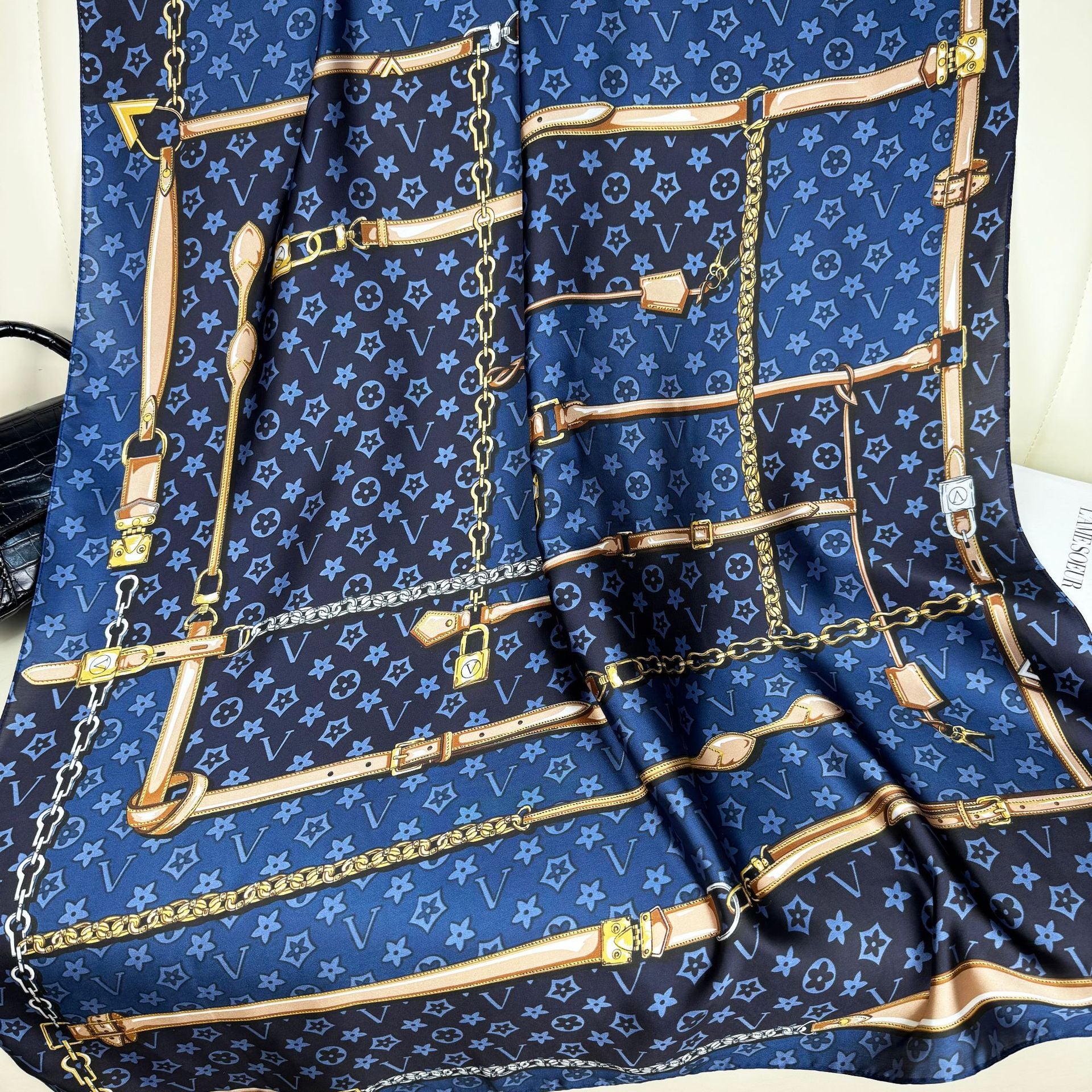 Simple and versatile geometric lines, letter simulation, long driver, fashionable and high-end decoration, outer shawl and scarf.