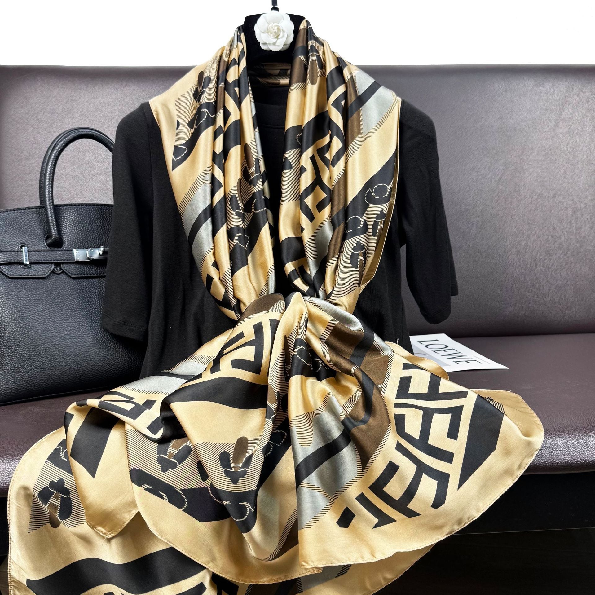 Simple and versatile geometric lines, letter simulation, long driver, fashionable and high-end decoration, outer shawl and scarf.