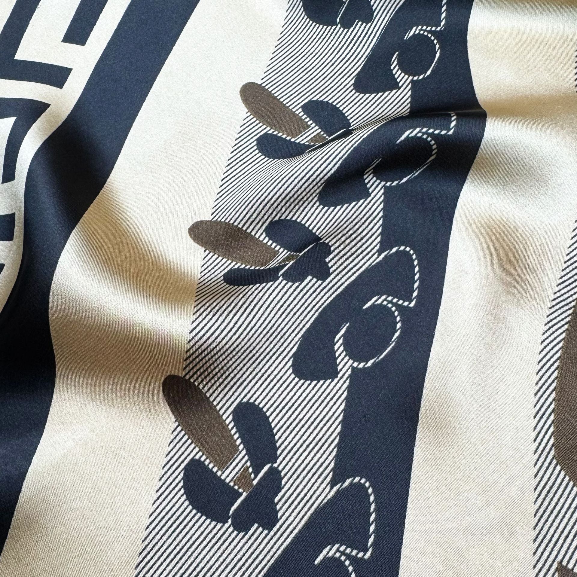 Simple and versatile geometric lines, letter simulation, long driver, fashionable and high-end decoration, outer shawl and scarf.