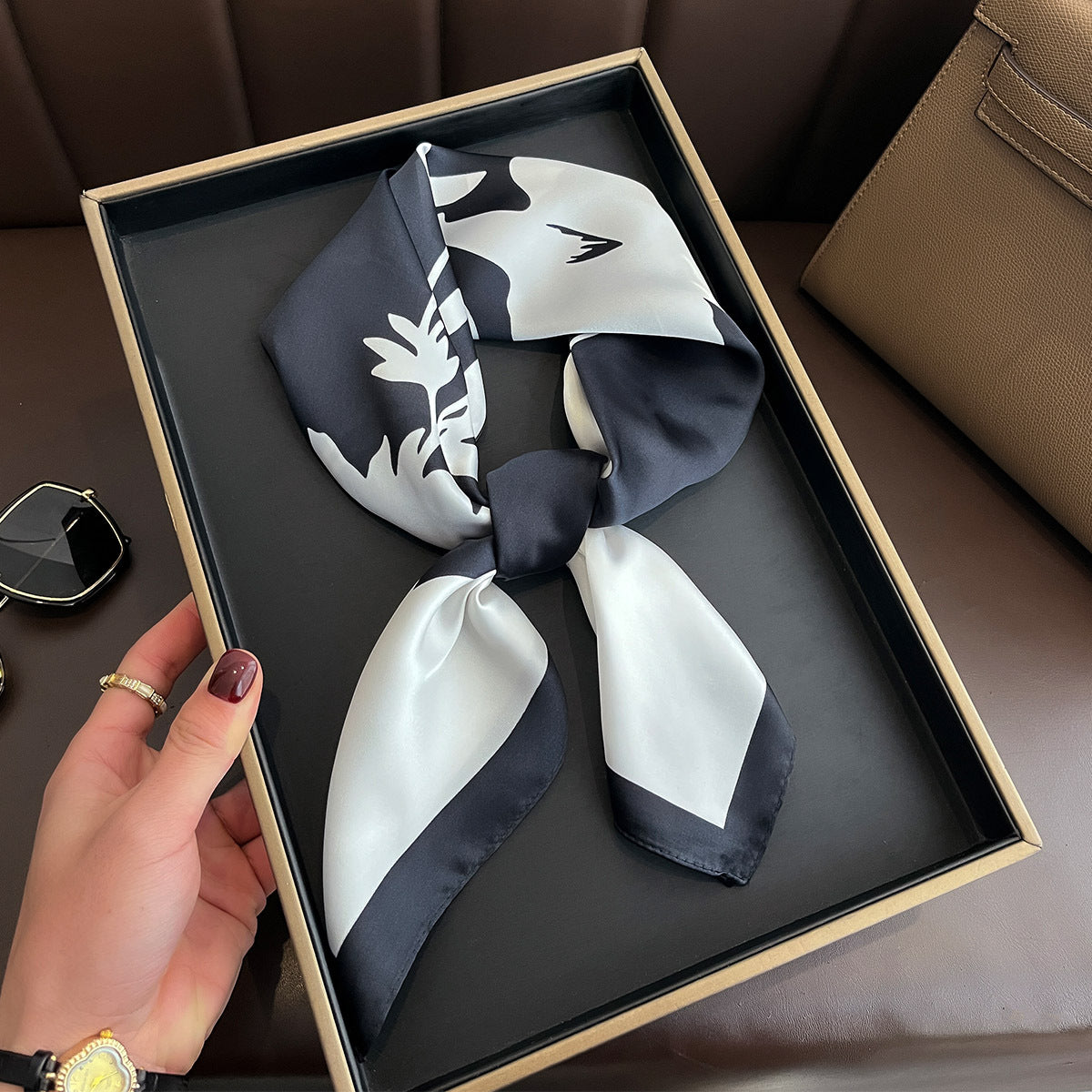 Spring and Summer New Printed Silk Scarf Women's 70 * 70cm Square Scarf Travel Neck Sunscreen Silk Scarf