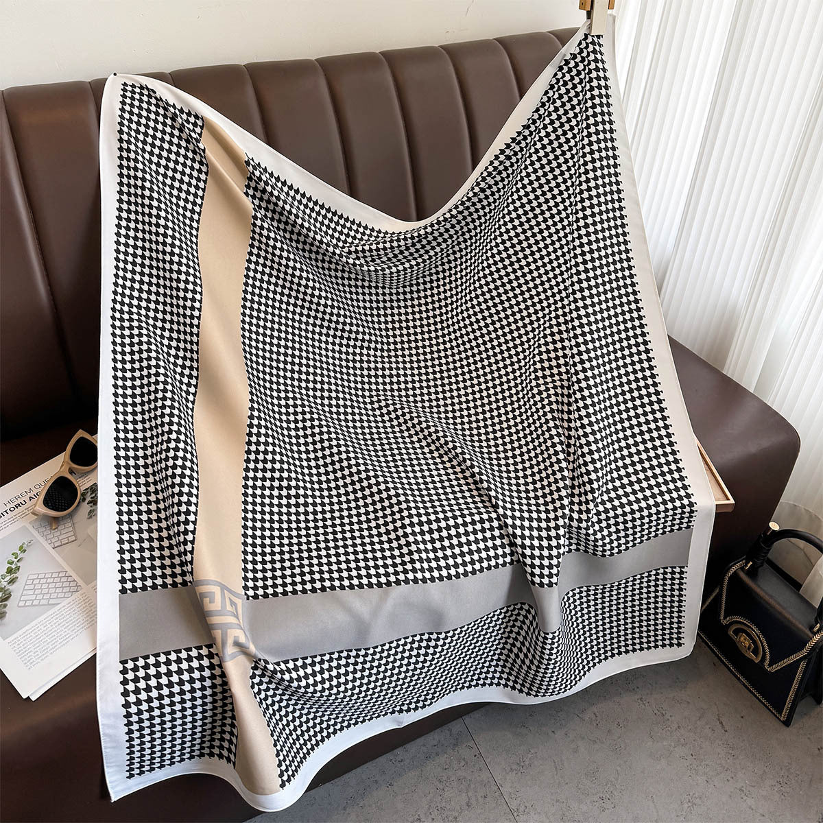 Korean version of the new Qiandongge versatile 90 square scarves, foreign style versatile temperament age-reducing silk scarves, sun protection cardigan, neck protection tide