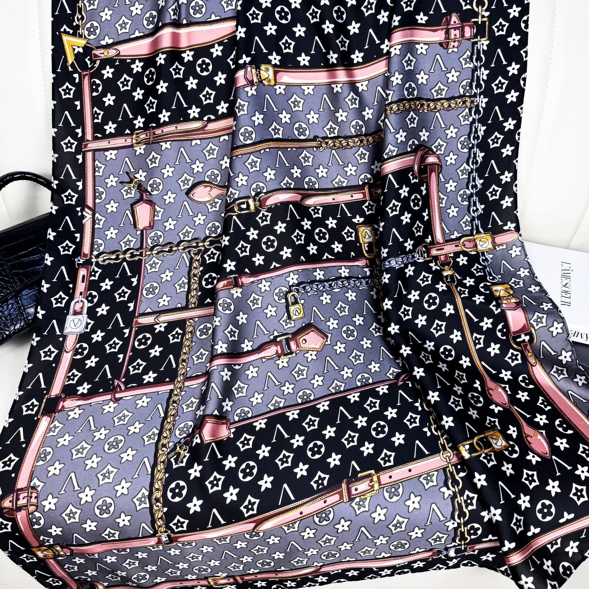 Simple and versatile geometric lines, letter simulation, long driver, fashionable and high-end decoration, outer shawl and scarf.