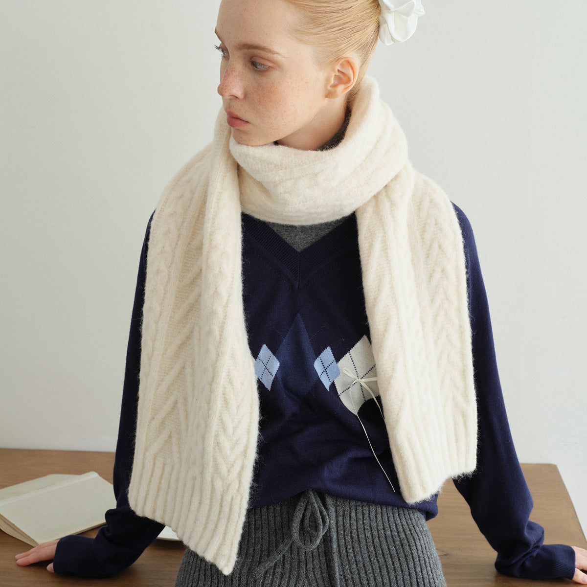 30% wool blended twist knitted scarf for women to increase the warmth of Korean in winter, retro twisted scarf