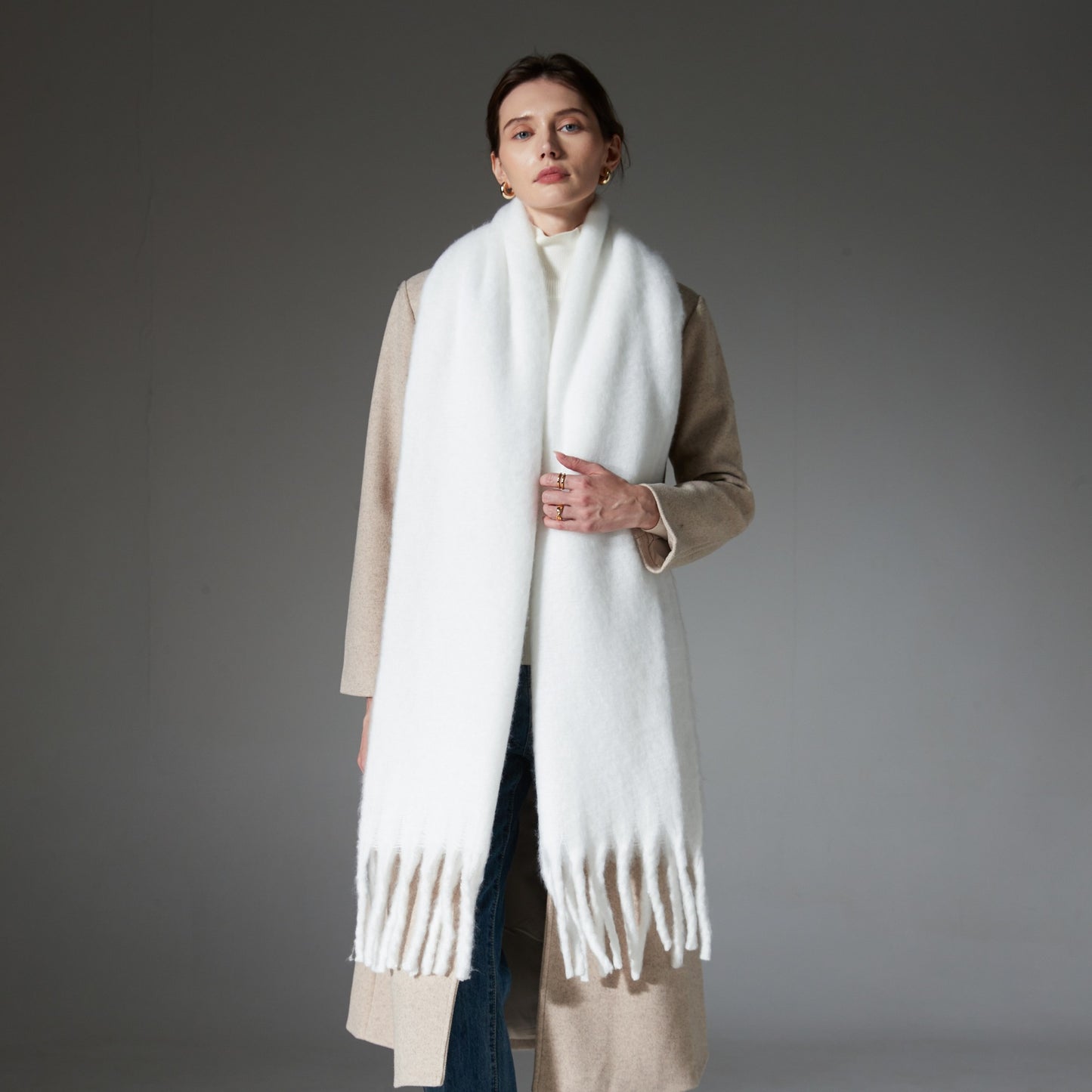 Europe, America, autumn and winter circle yarn, beard, braid, fringed white scarf, shawl in stock.