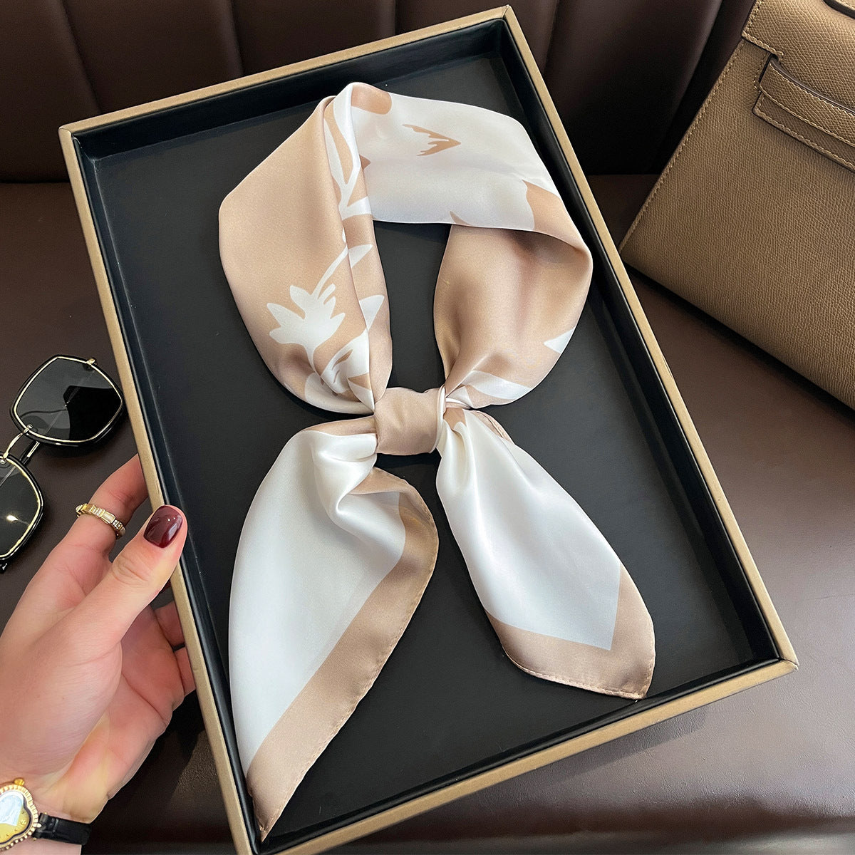 Spring and Summer New Printed Silk Scarf Women's 70 * 70cm Square Scarf Travel Neck Sunscreen Silk Scarf