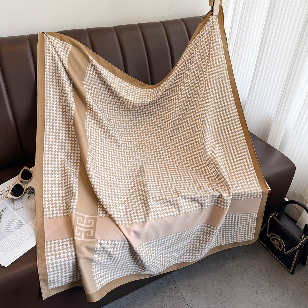 Korean version of the new Qiandongge versatile 90 square scarves, foreign style versatile temperament age-reducing silk scarves, sun protection cardigan, neck protection tide