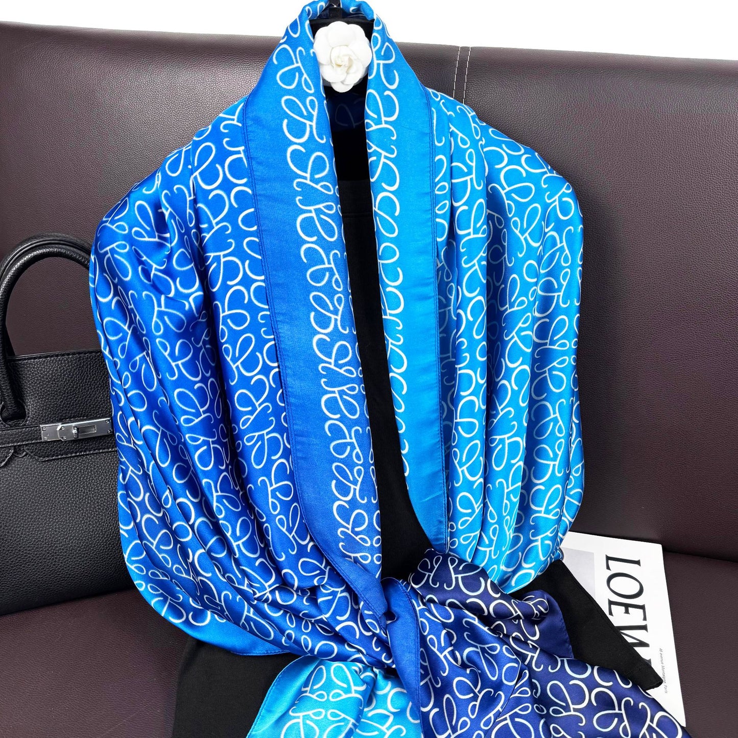 Simple and versatile geometric lines gradually change over-colored long silk scarves, temperament women wear sunscreen shawls