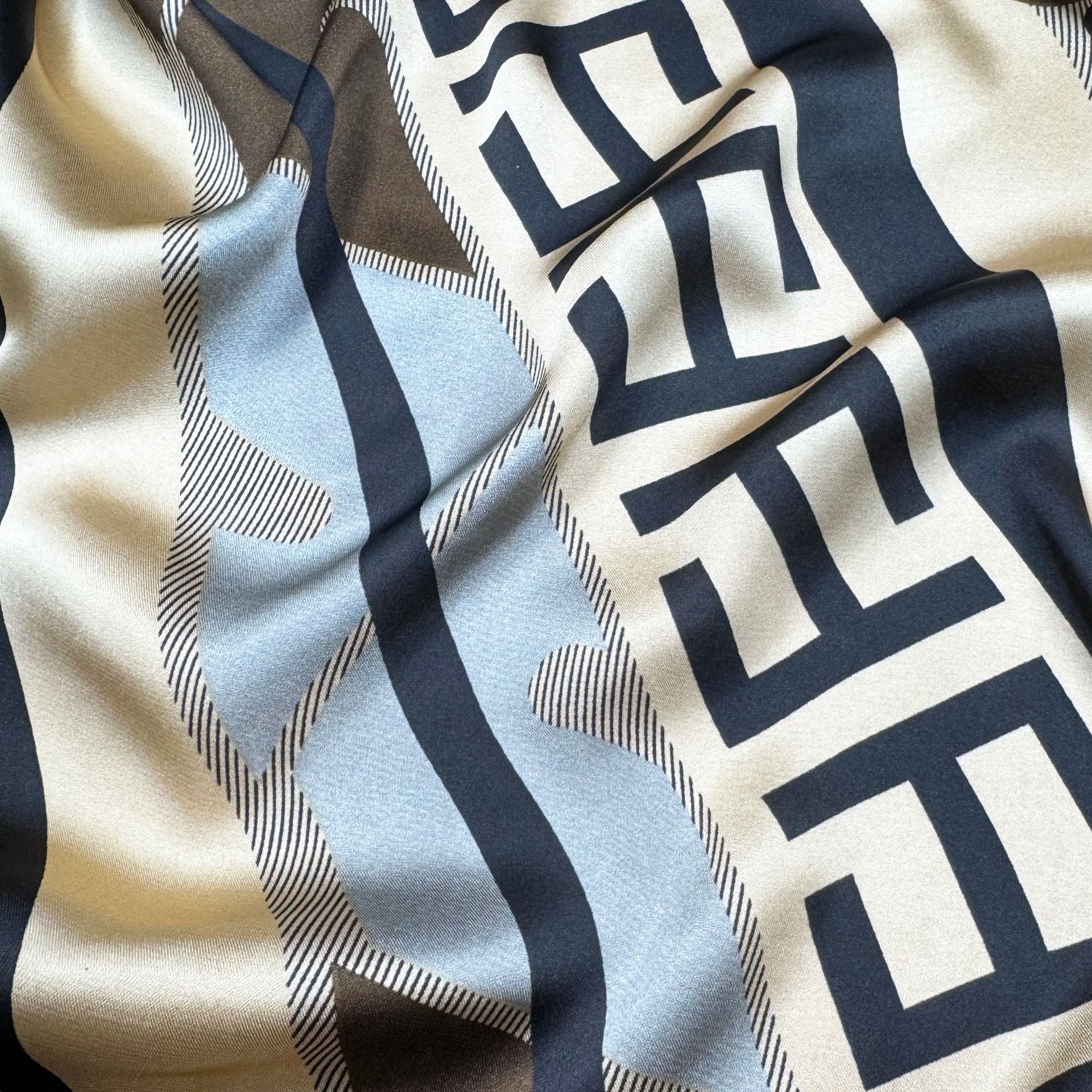 Simple and versatile geometric lines, letter simulation, long driver, fashionable and high-end decoration, outer shawl and scarf.