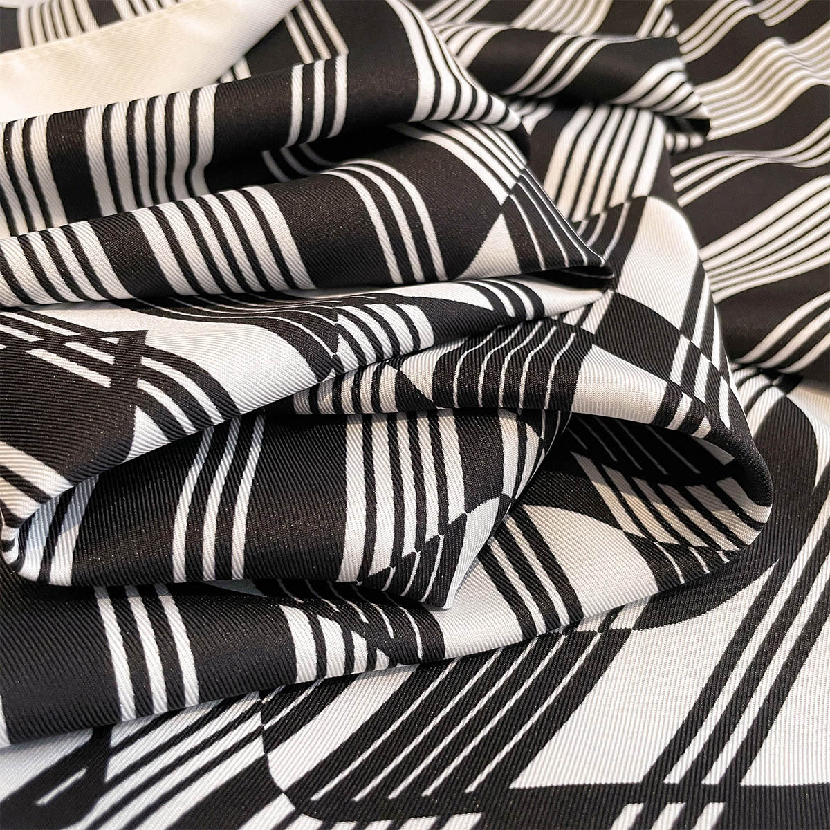 Autumn Fashion Simple Striped Letter 90CM Large Square Towel Ladies Commuting Daily Neck Protection Air Conditioning Room Shawl