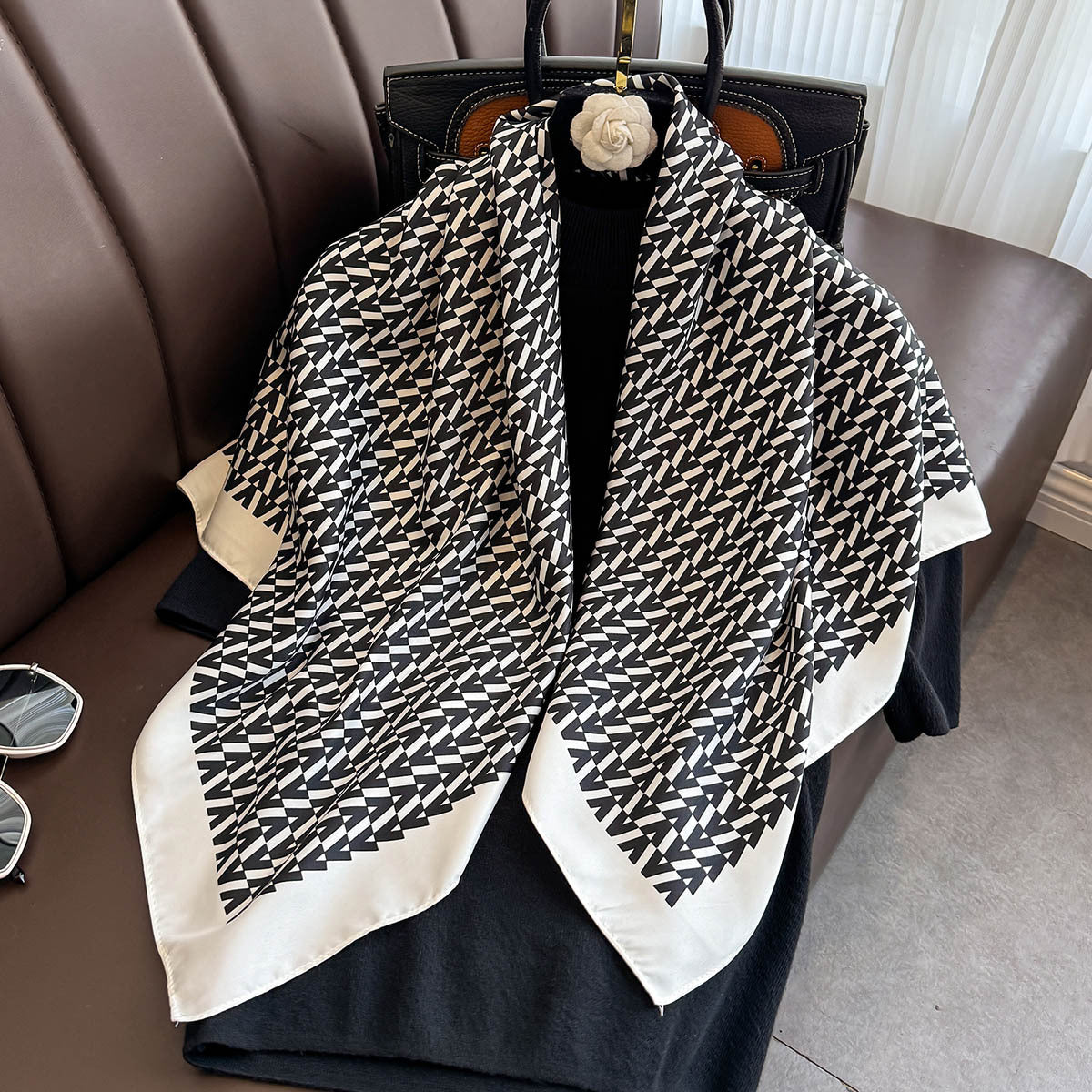 Simple and atmospheric design sense V letter arrangement printed square scarf Japanese and Korean retro high-end sense 90 twill silk scarf thin